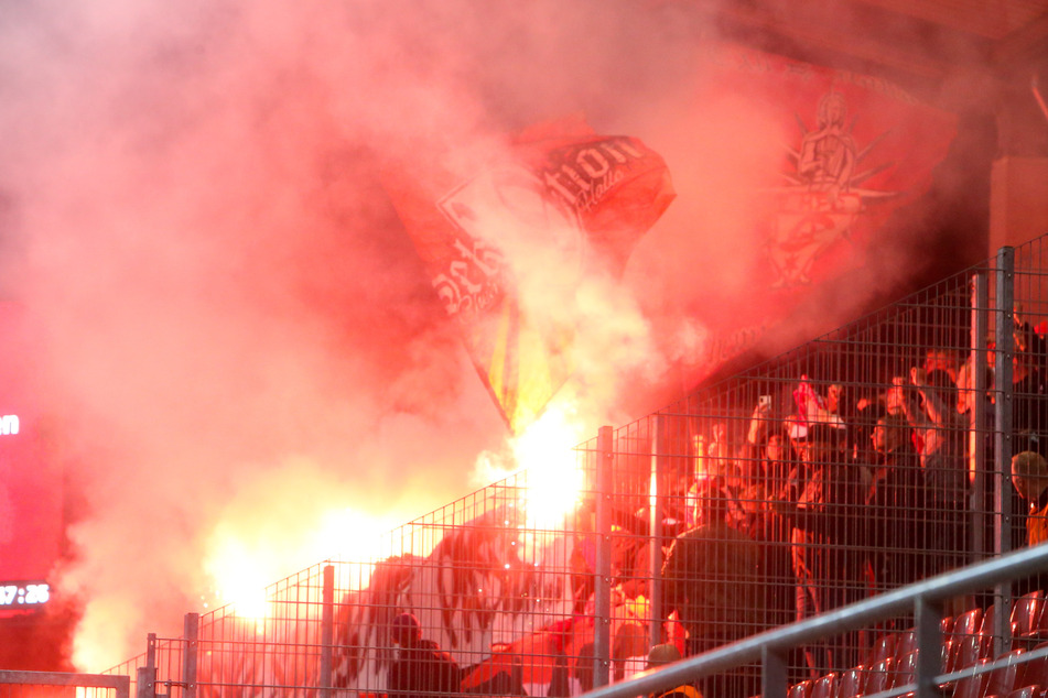 Zuerst brannte Pyrotechnik im FSV-Block, später zündelten auch die Gäste noch einmal.