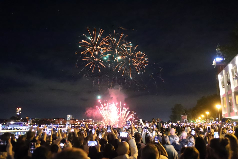 Sechs Jahre gab es am Rhein keine Kölner Lichter mehr, doch nun funkeln sie wieder. Das Feuerwerk-Event feierte sein Comeback - mit tausenden Besuchern.