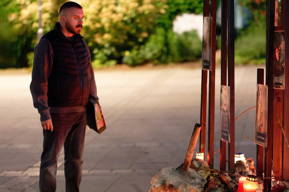 Hamza Kulina (Edin Hasanović) erkennt, dass er den Opfern der Brandkatastrophe eine Stimme geben muss.