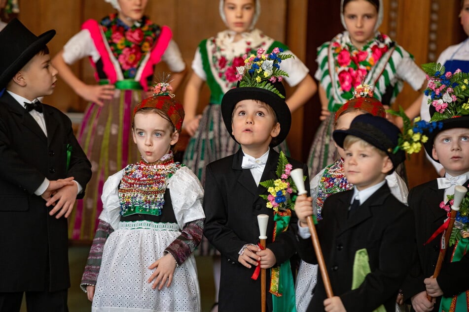 Die liebevoll gestalteten Trachten der Kinder sind ein besonderer Augenschmaus.