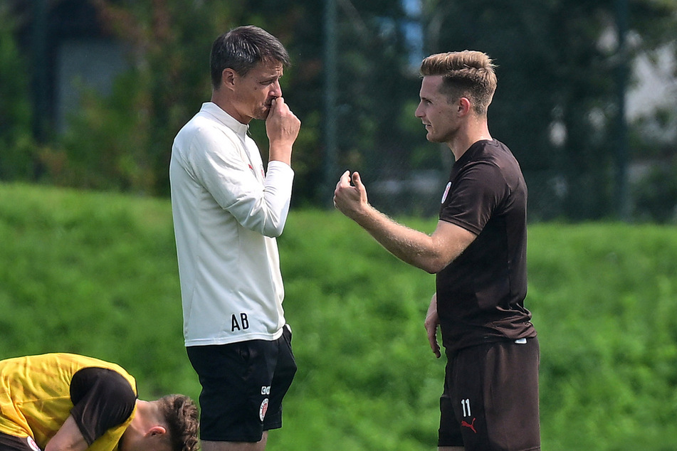 FCSP-Stürmer Johannes Eggestein (26, r) tauschte sich während des Trainings mit seinem Chef Alexander Blessin (51) aus.