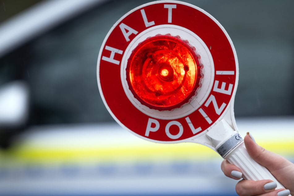 Der 51-jährige VW-Fahrer wollte sich einer Kontrolle entziehen. (Symbolfoto)