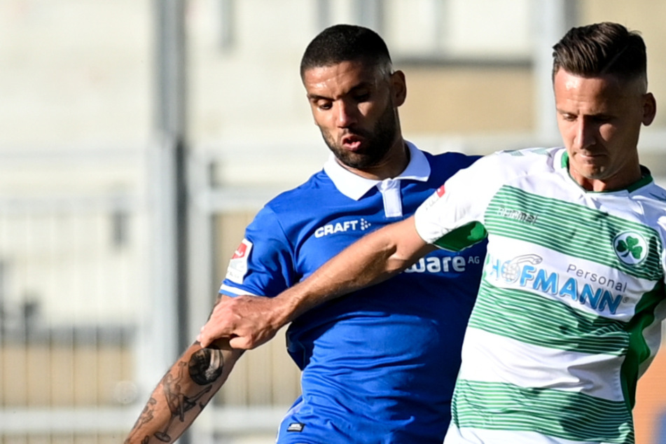 Darmstadts Victor Palsson (l.) versucht Fürths Paul Seguin (SpVgg Greuther Fürth) den Ball abzunehmen.