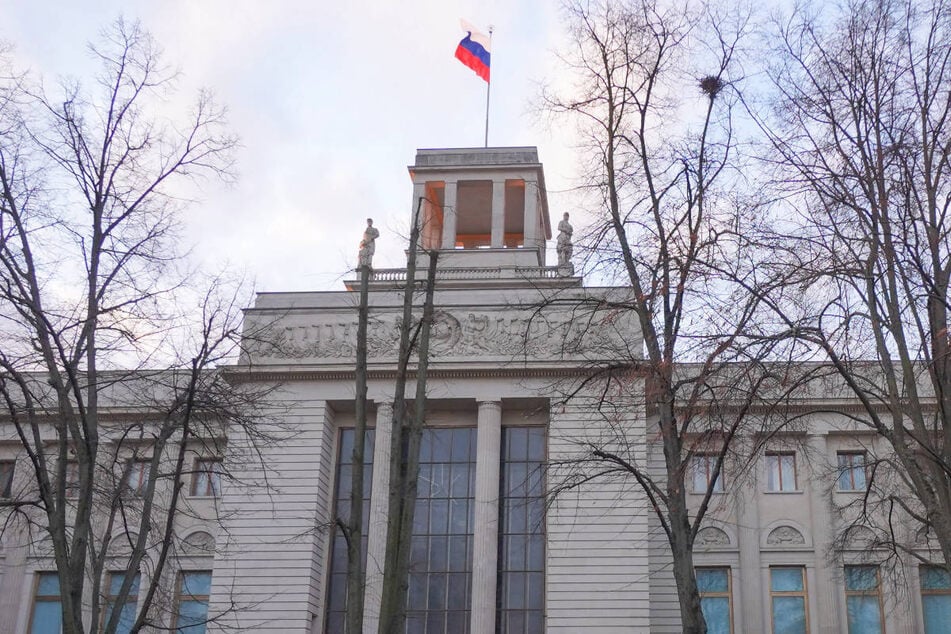 Die russische Botschaft hat aufgrund der Entweihung des Ehrenmals offiziell Beschwerde beim Auswärtigen Amt eingereicht.