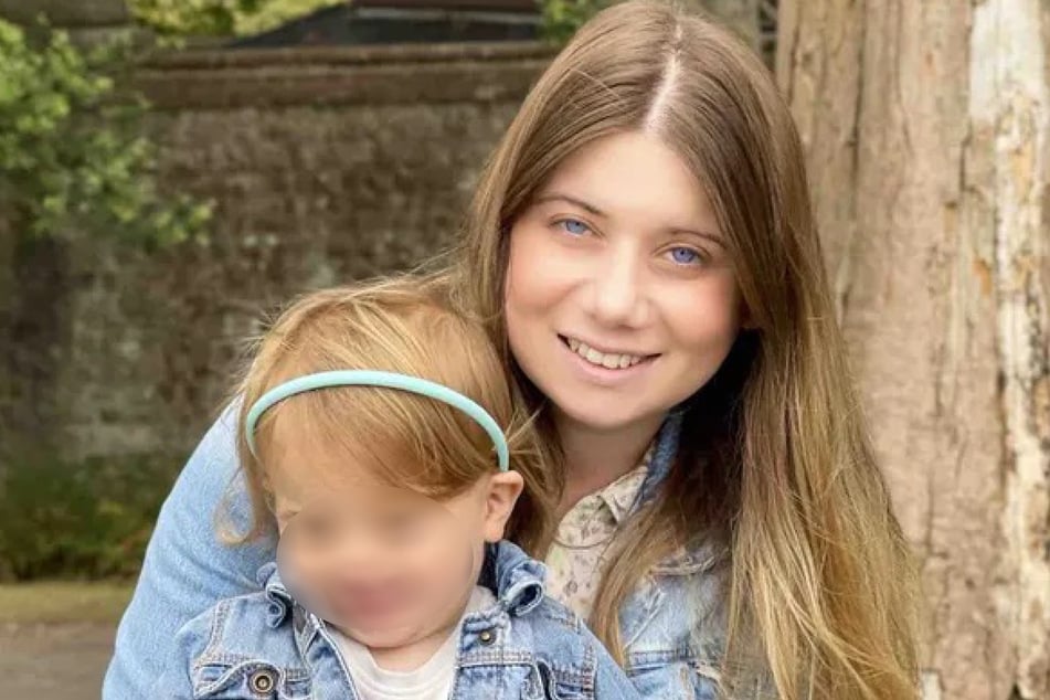 Rebecca konnte den Kinderwagen ihrer Tochter noch rechtzeitig in Sicherheit bringen.