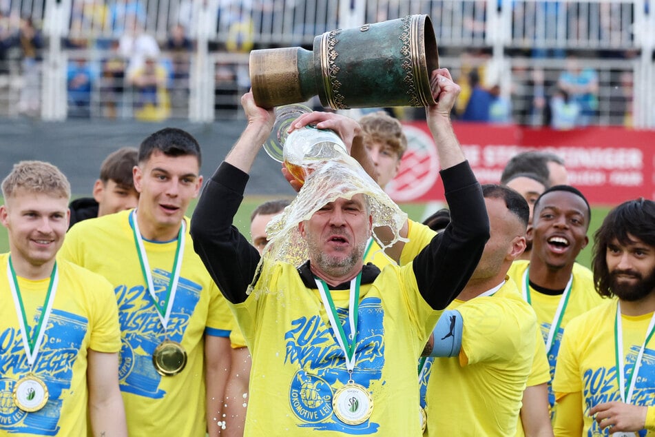 Lok-Coach Jochen Seitz (48) bekam den Sachsenpokal in die Hände - und eine kalte Bierdusche über den Kopf.