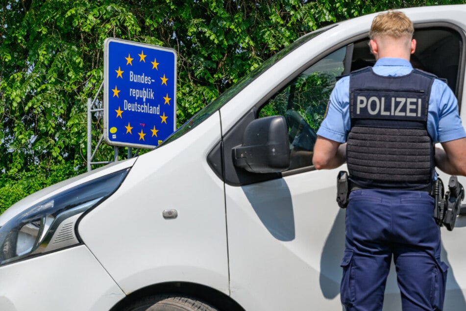 Die Polizei hat den Verdacht, dass die Waffe zuvor von einem Autofahrer nach draußen geschmissen wurde. (Symbolbild)