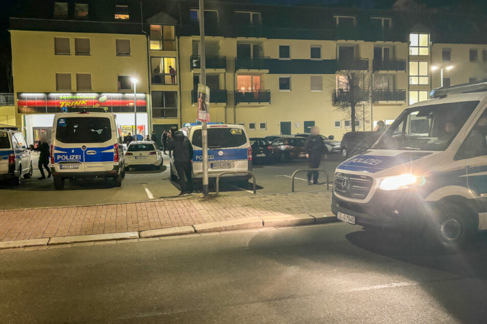 Ein Mann löste am Mittwochabend einen Polizeieinsatz in Aue (Erzgebirge) aus. Zahlreiche Einsatzkräfte eilten in die Rudolf-Breitscheid-Straße.