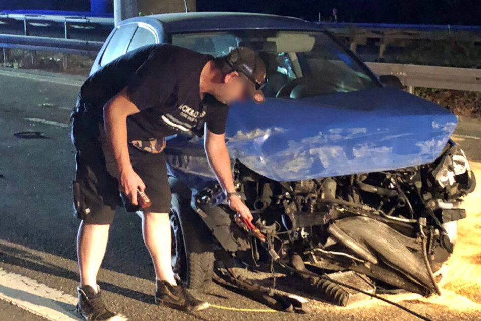 Der blaue VW Polo wurde beim Aufprall komplett zerstört.