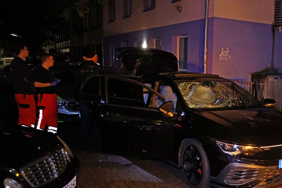 Die Täter schlugen auf das Fahrzeug und die Männer ein.