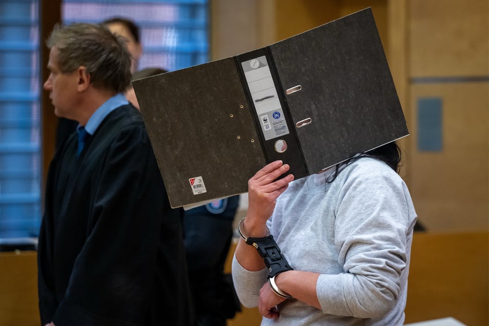 Zum Auftakt des Mordprozesses vor dem Landgericht Meiningen blieb die Angeklagte zu den Vorwürfen um den Tod ihrer Nachbarin stumm.