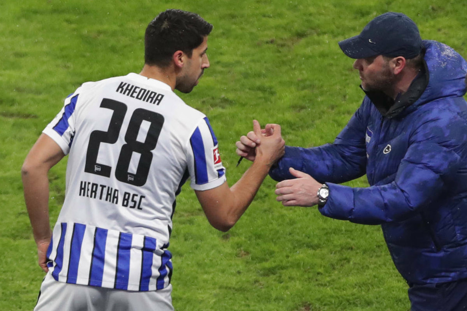 Mit seiner Erfahrung agiert Sami Khedira (34, l.) auf dem Platz als verlängerter Arm seines Trainers Pal Dardai.