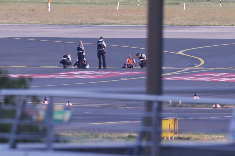 Am Donnerstag verschafften sich Klimaaktivisten Zutritt zum Rollfeld am Düsseldorfer Flughafen und legten den Flugverkehr zwischenzeitlich lahm.