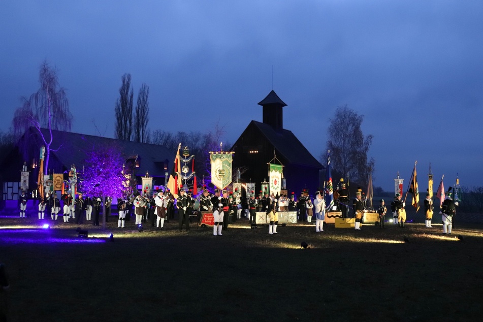 Ende November wurde die Schlusssequenz des Films gedreht. Dafür fanden sich Musiker und Fahnenträger auf dem Firmengelände der Bergsicherung Sachsen GmbH in der Bergstadt Schneeberg ein.