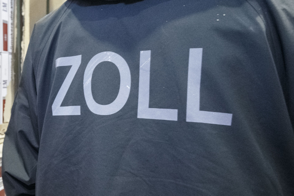 Die Zöllner nahmen den Lastwagenfahrer nach der Kontrolle am Montag fest. (Symbolbild)