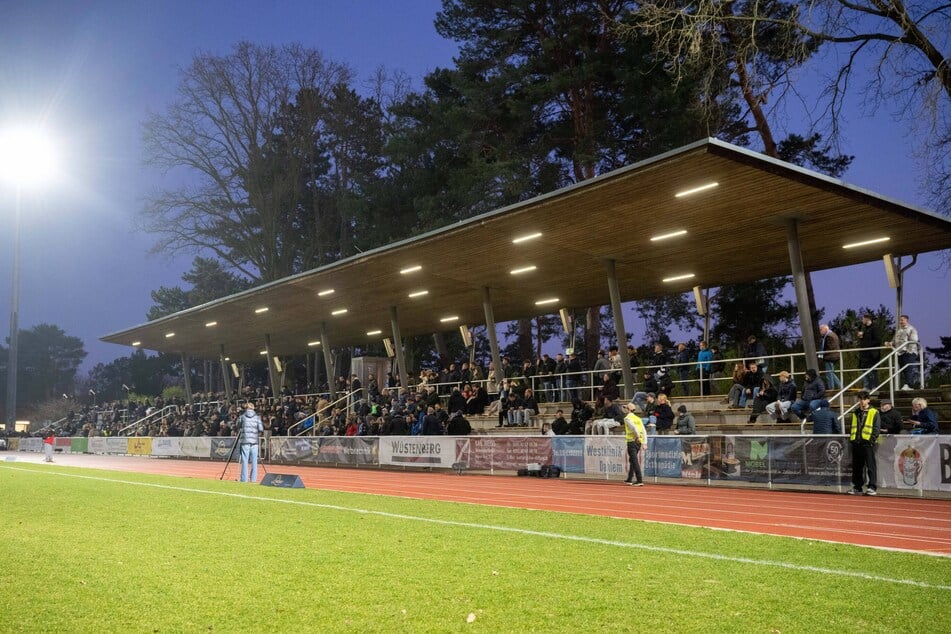 Das Ernst-Reuter-Sportfeld in Berlin-Zehlendorf ist traumhaft im Wald gelegen. Als Erfolgsgeschichte taugte die Spielstätte aber nicht.