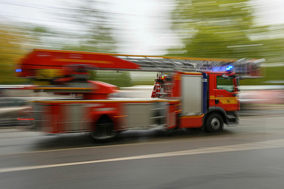 Die Feuerwehr konnte das brennende Auto löschen. (Symbolbild)