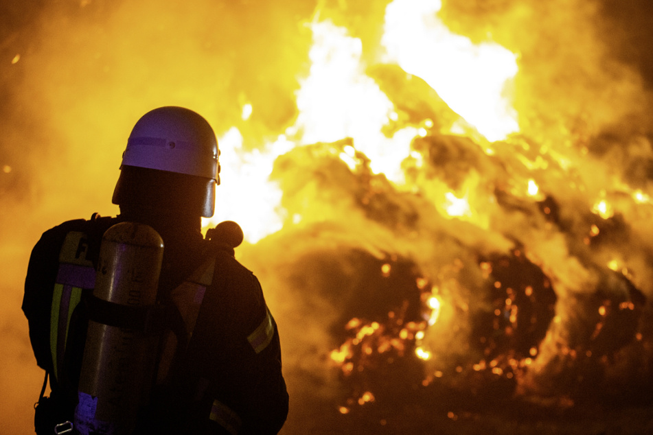 Die Feuerwehr kämpfte stundenlang gegen das Feuer.