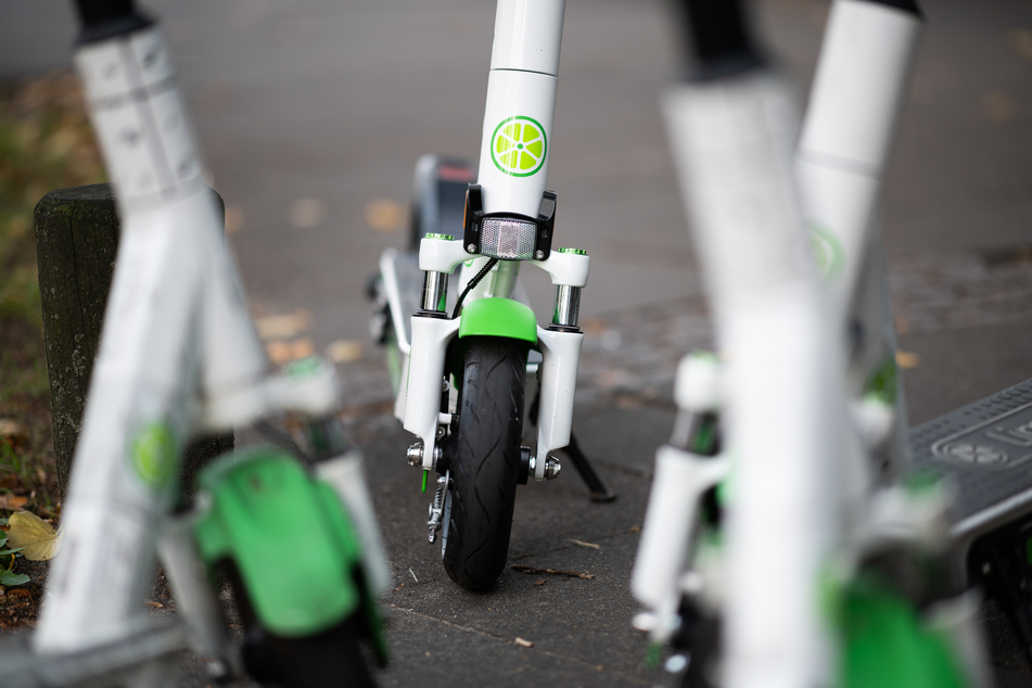 Das Logo des Elektro-Scooter-Anbieters Lime ist auf einem Roller zu sehen.