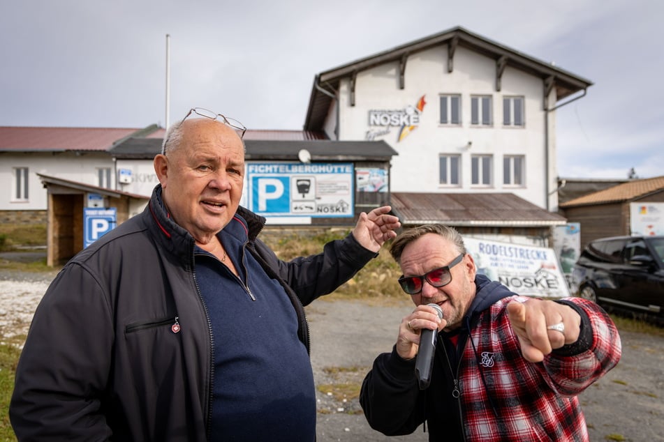 Nacktrodel-Veranstalter Joachim Nöske (72, l.) und DJ Engel B. feiern mit Skisprung-Legenden und Fans an der Fichtelberghütte.