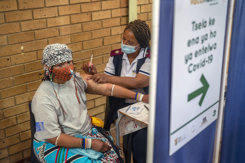 Südafrika, Orange Farm: Eine Frau erhält im Mehrzweckzentrum von Orange Farm eine Corona-Impfung.