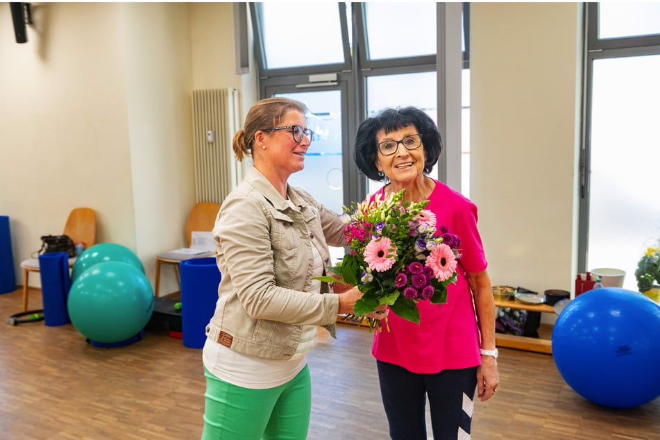 Regina Molke (56) von der VHS ehrte die älteste Übungsleiterin der VHS.