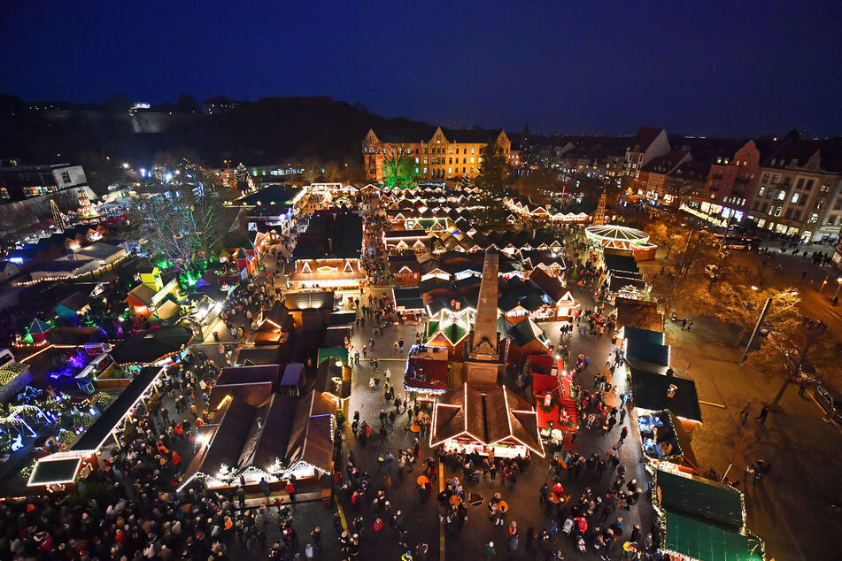 Tausende Lichter leuchten auf dem Erfurter Weihnachtsmarkt. Dieses Jahr wird der beliebte Weihnachtsmarkt nicht stattfinden.