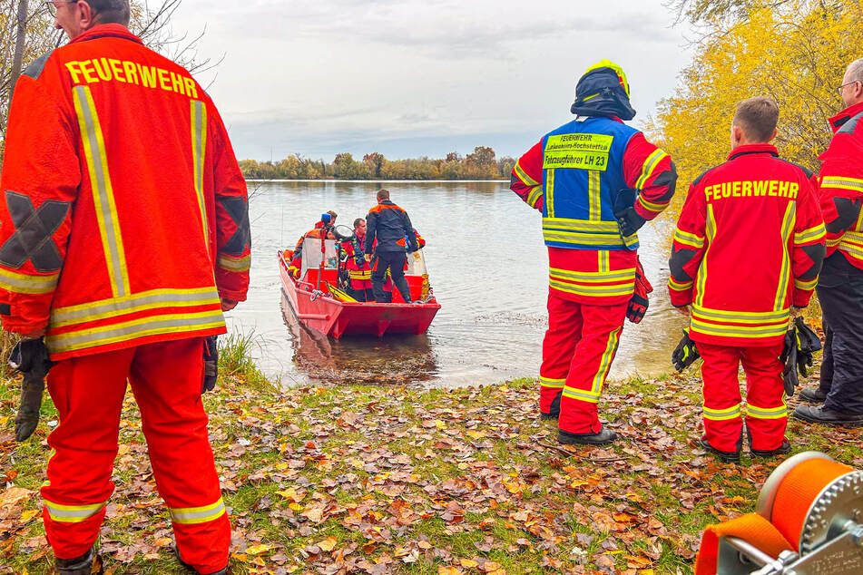 Feuerwehrkräfte bargen den Leichnam aus dem Baggersee.