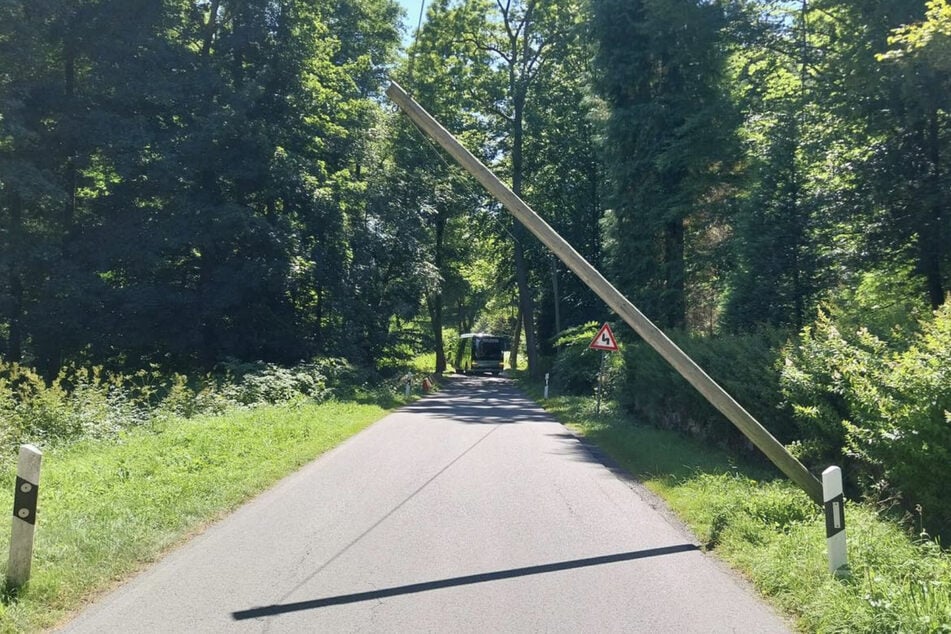 Der Laternenmast ragte so weit über die Straße, dass diese kurzzeitig abgesperrt werden musste.