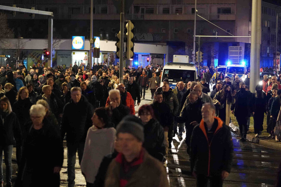 Dresden: Erneut illegale Corona-Demo in Dresden: "Querdenker" ziehen ungestört durch die Straßen