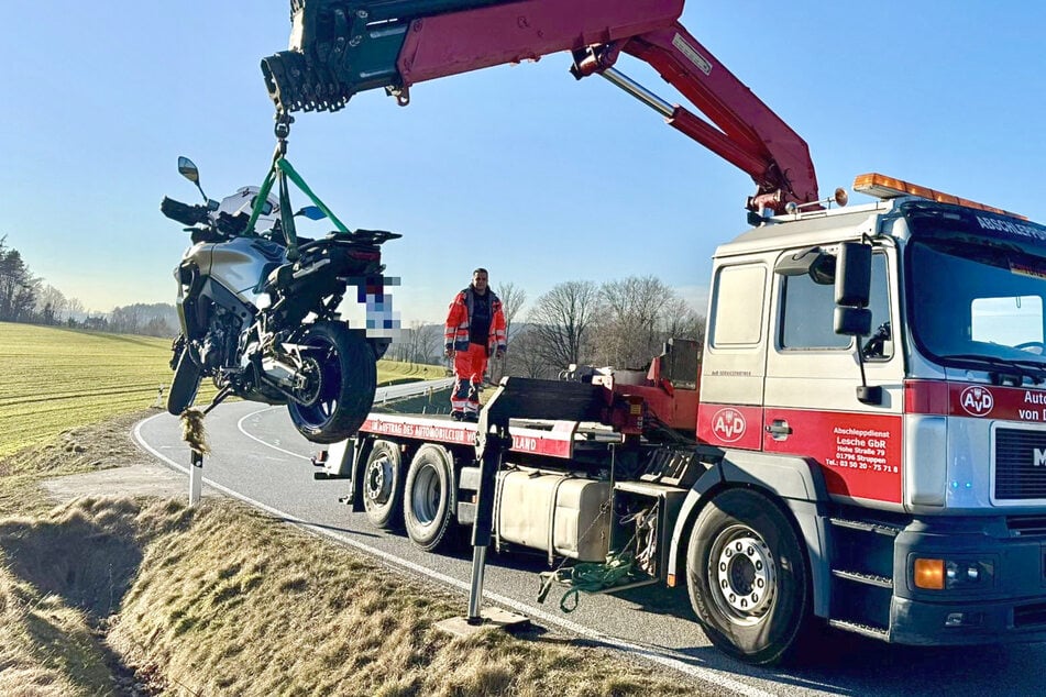 Heftiger Motorrad-Crash in Sachsen: Biker mit schweren Verletzungen in Krankenhaus
