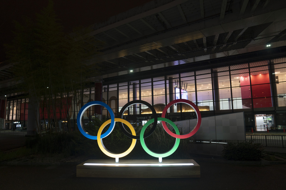 Die olympischen Ringe vor dem Narita International Airport in Japan. Die Spiele sollen vom 23. Juli bis zum 8. August stattfinden.