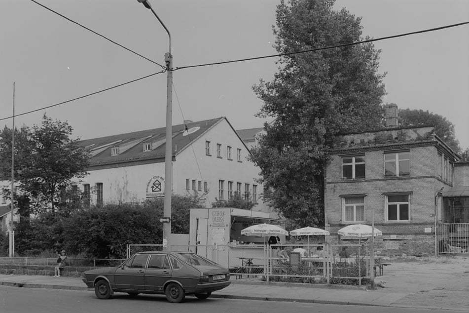 Historischer Blick von der Alaunstraße: So sah die Scheune (links) 1992 aus.