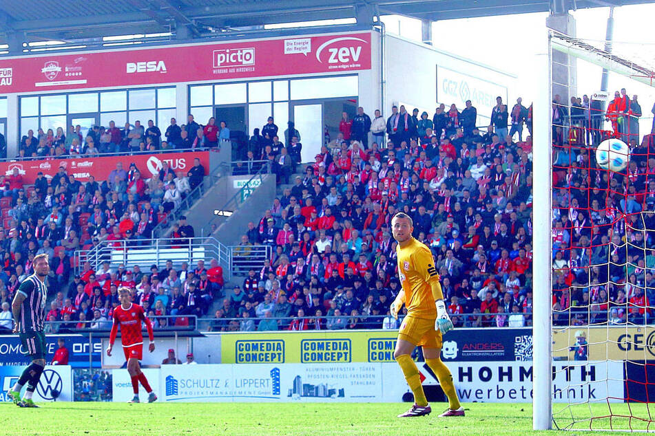 Da hat es eingeschlagen: Theo Martens traf wunderschön zum 2:1-Sieg des FSV gegen den HFC.