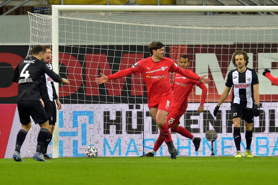 Auf den "alten Mann" ist Verlass: Ronny König (M.) dreht nach seinem Treffer zum 1:1 jubelnd ab.