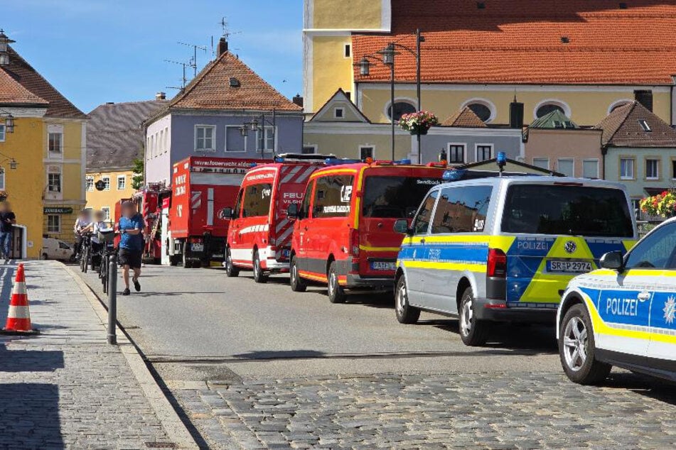 Einsatzfahrzeuge der Polizei und der Feuerwehr stehen am Einsatzort im niederbayerischen Vilshofen.