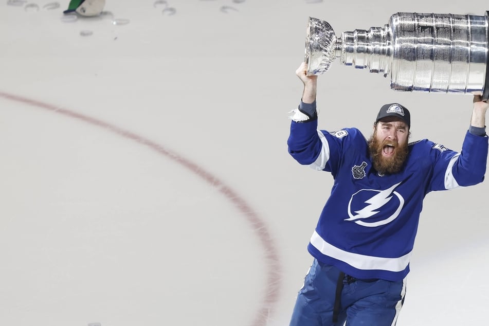 Stanley Cup Final: Lightning strikes twice as Tampa wins second-straight cup!