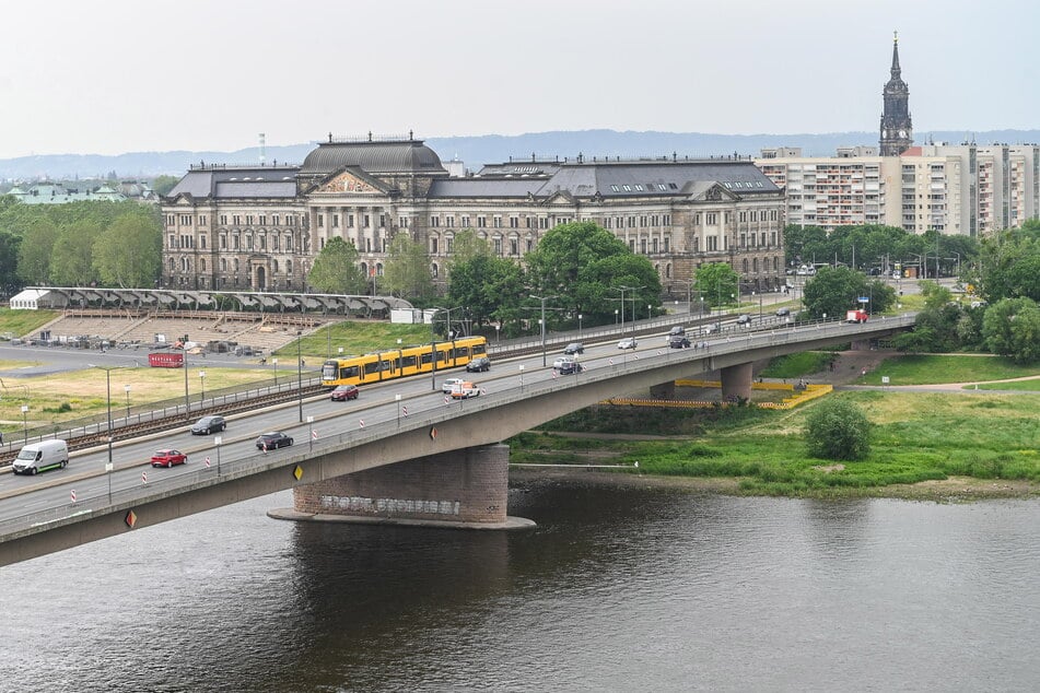 Vor dem Einsturz war die Carolabrücke auf vier Spuren für Autos befahrbar.