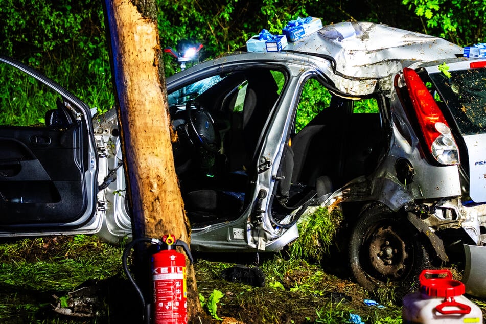 Tödlicher Unfall in Obertshausen: Ein Ford Fiesta krachte gegen einen Baum.