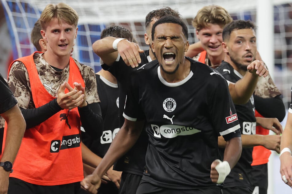 Hountondji (M) jubelt mit seinen Teamkollegen über das 2:0.