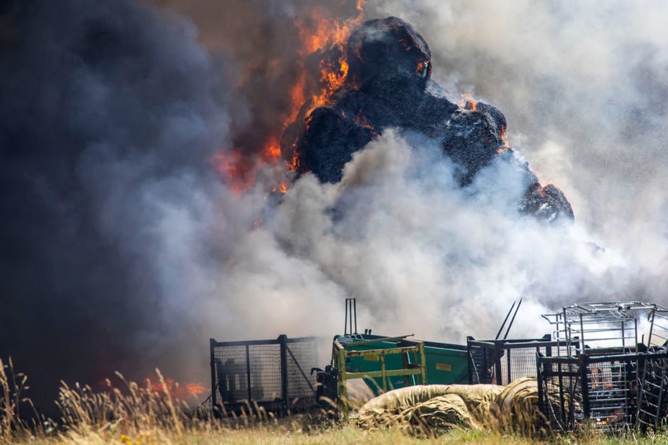 Großbrand im Erzgebirge: 200 Strohballen stehen in Flammen