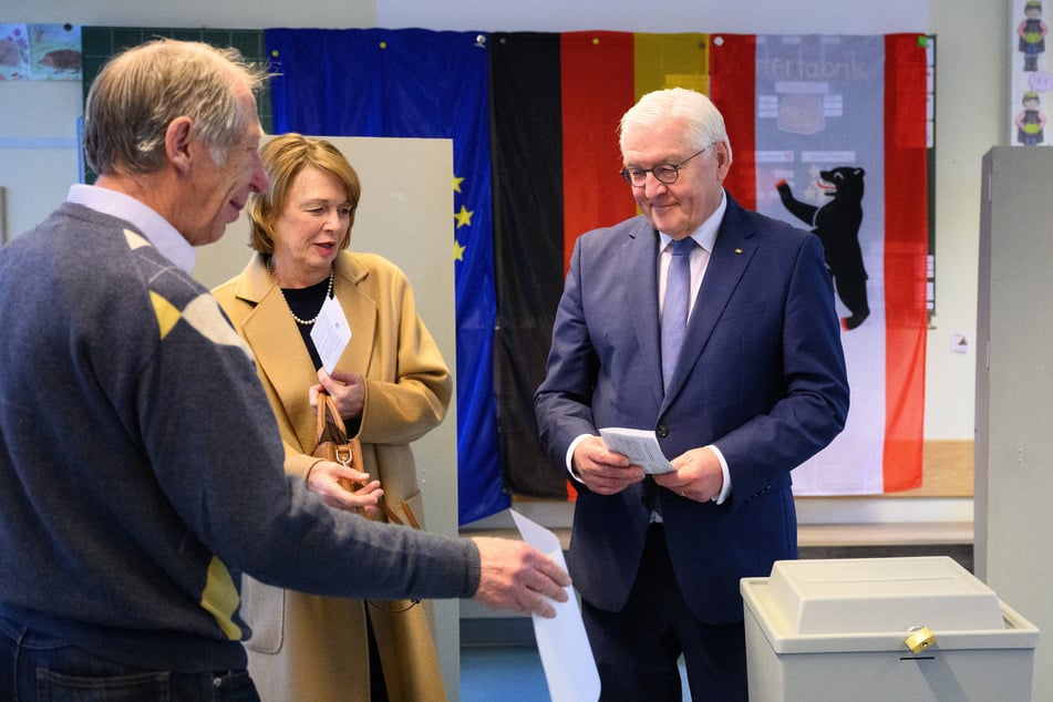 Frank-Walter Steinmeier und seine Frau Elke Büdenbender gaben im Wahllokal in der Erich-Kästner-Grundschule in Berlin-Dahlem ihre Stimmzettel ab.