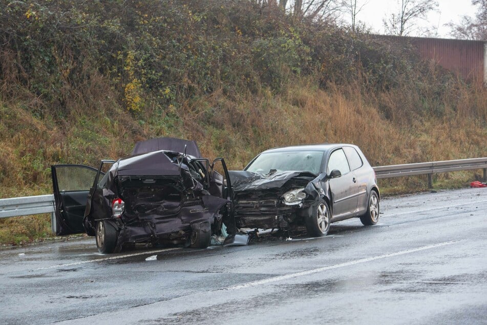 Mehrere Autos waren an dem schweren Unfall auf der A4 in Richtung Olpe beteiligt. Zwei Autofahrer kamen mit schweren Verletzungen in eine Klinik.