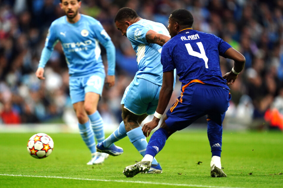 Gabriel Jesus (M.) bleibt kaltschnäuzig und trifft zum 2:0 für Manchester City.