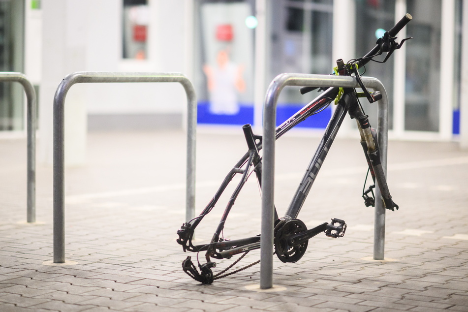 Fahrradbügel bieten keinen Schutz - wie dieser "ausgeschlachtete" Drahtesel zeigt.