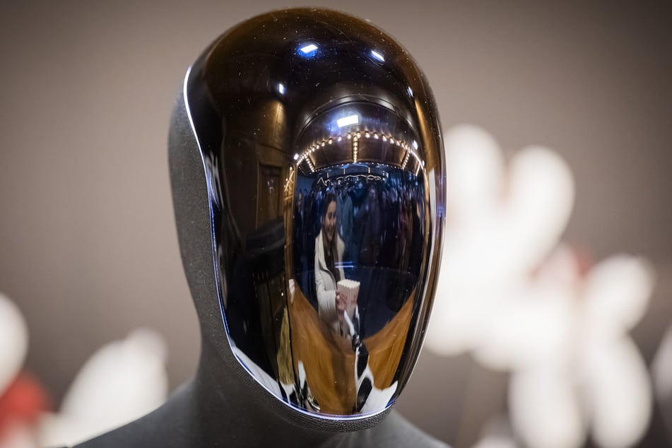 Konzern-Chef Elon Musk (54) setzt große Hoffnungen in den Optimus-Roboter.