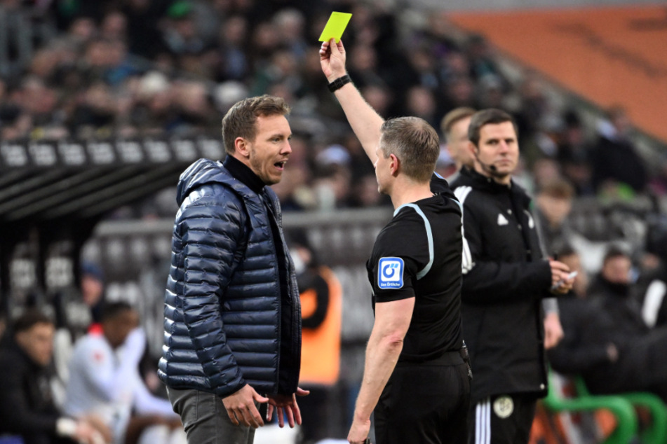 Schiedsrichter Tobias Welz (45) zeigt Bayerns Trainer Julian Nagelsmann (35) die gelbe Karte. Nach dem Spiel platzte dem Coach der Kragen.
