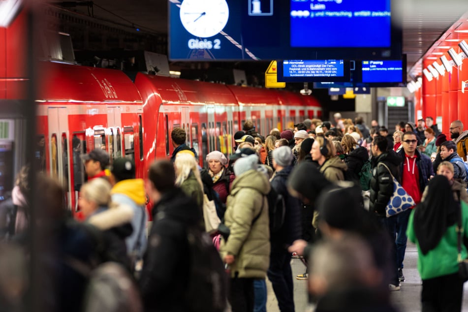 Ein Mann wurde in München schwer verletzt, als er zwischen zwei Waggons einer anfahrenden U-Bahn gestürzt ist. (Symbolbild)