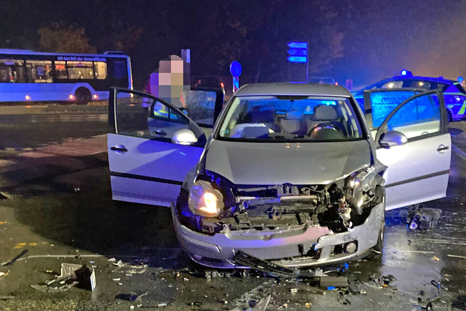 Seat-Fahrer nimmt VW die Vorfahrt: Totalschaden und zwei Verletzte