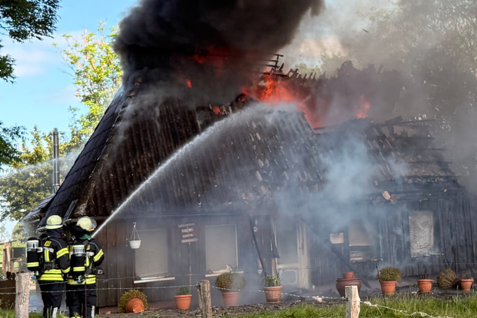 Flammen-Inferno! Haus zerstört, Warnung an die Bevölkerung